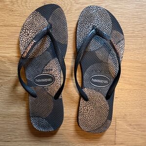 Havaianas Patterned Sandals | Size 7/8